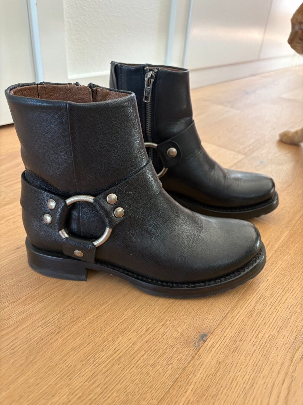 Size 6 Frye Veronica Flex Harness Booties